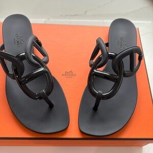 Hermes’ Egerie sandal
Black Rubber
Made in Italy size 37
Box & shoe bags